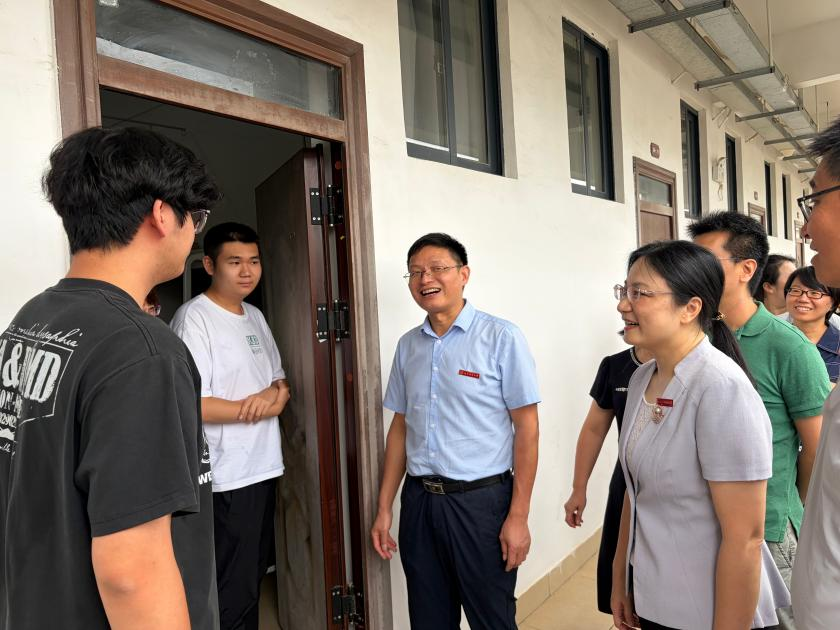 暖心走访进宿舍关怀护航新征程 ——欧亚理工学院开展2026级新生宿舍走访活动